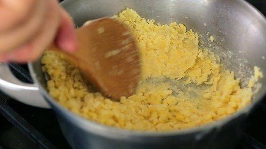 Cách làm bánh gạo chiên nhân đậu xanh mới lạ cực ngon