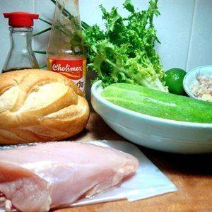 Salad bánh mì gà