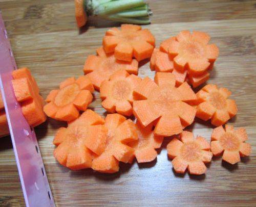 Làm mứt cà rốt bạn nên thái dày miếng cà rốt, khoảng 0.5cm là phù hợp.