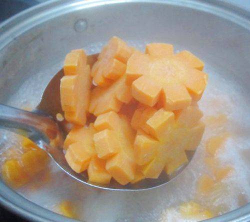 Chần cà rốt qua nồi đun nước phèn chua nhanh rồi xả cà rốt với nước lạnh, để ráo nước.