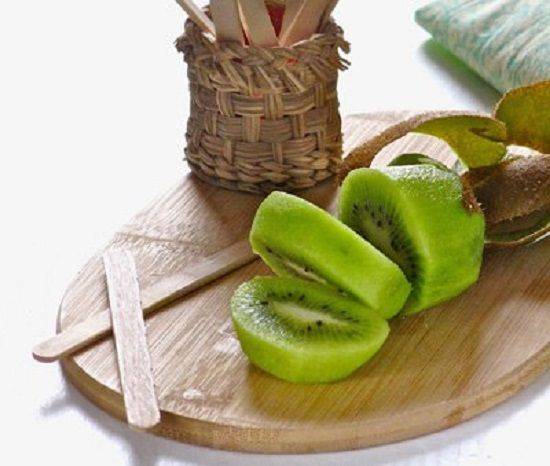 Cách làm kem kiwi bọc socola ngọt mát cho mùa hè